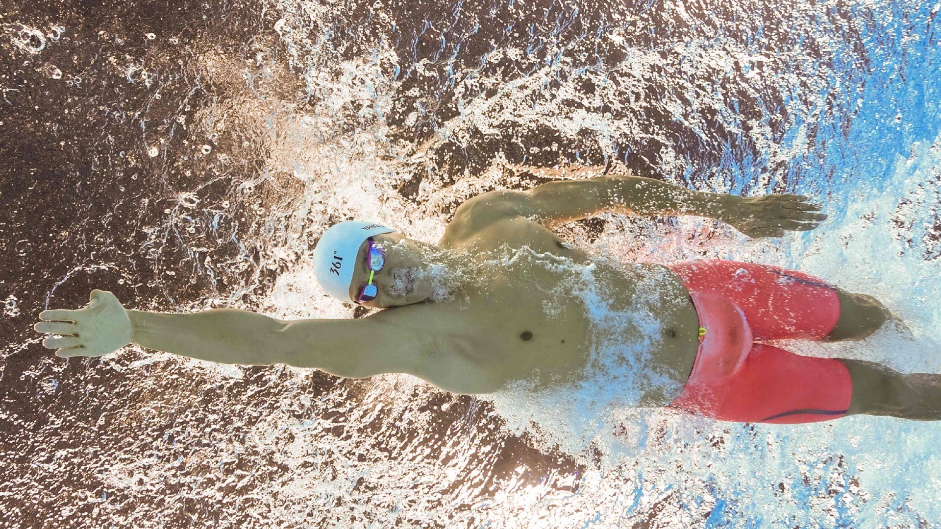 国足锋线组合再度调整,国足高峰