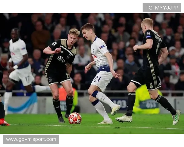 阿贾克斯准备补强中路防守链：打造坚不可摧的防线未来