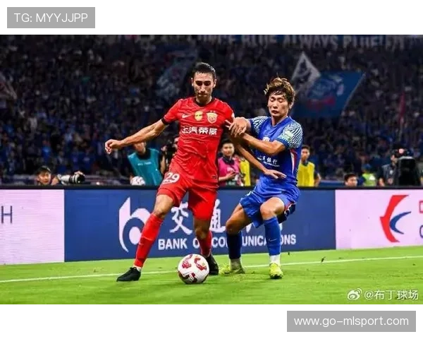 成都蓉城亚历斯祖长传转移精准，边路接球直面防线